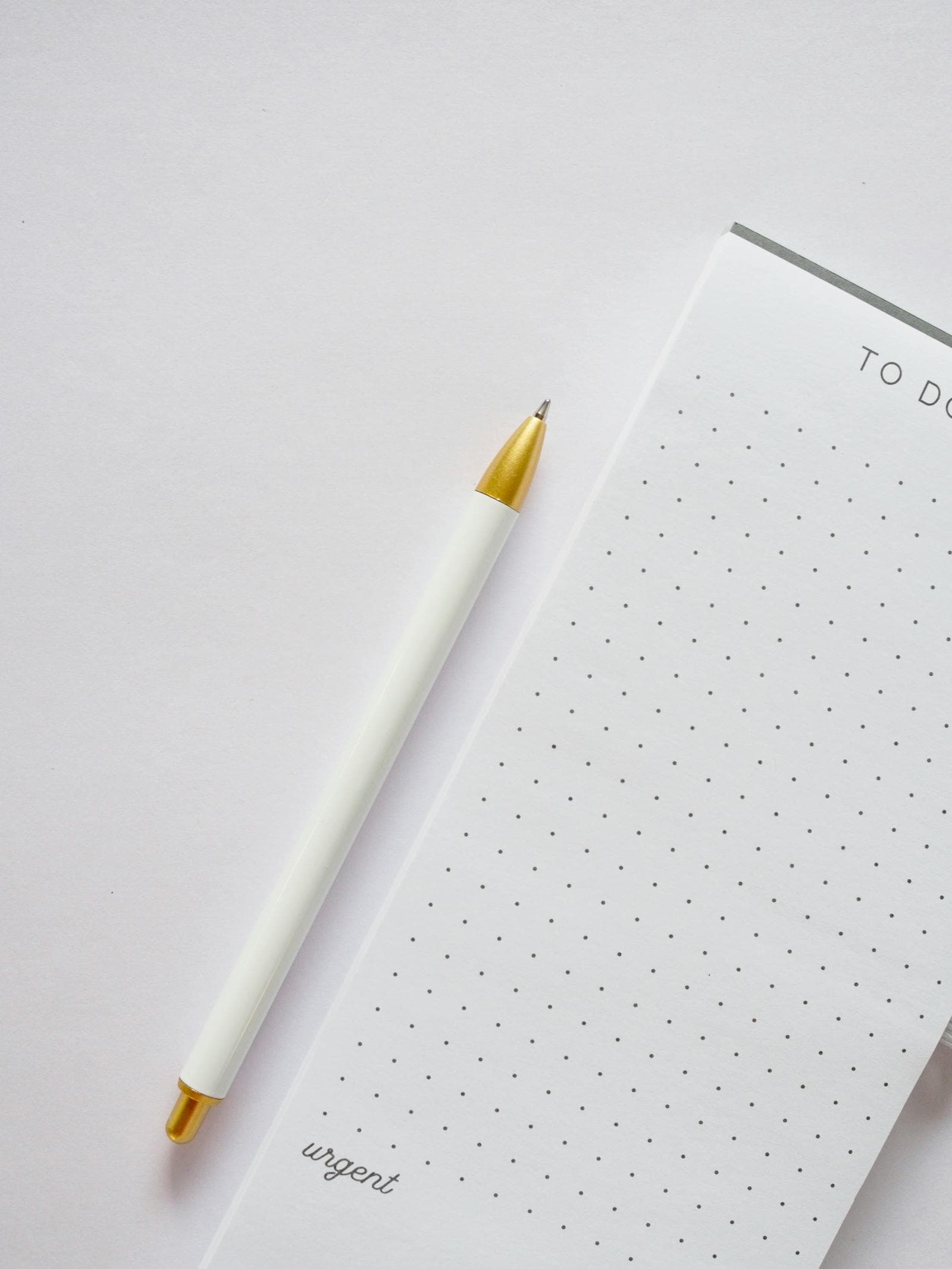 Carnet de checklist avec stylo, vérification d'éligibilité