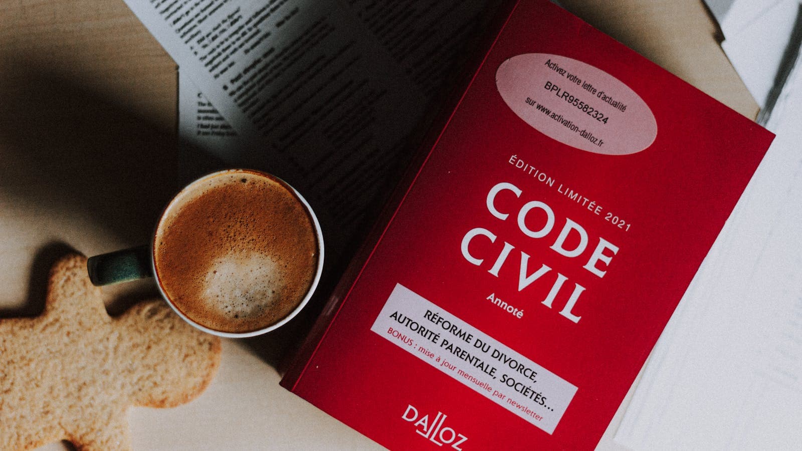 Code de procédure pénale ouvert sur un bureau